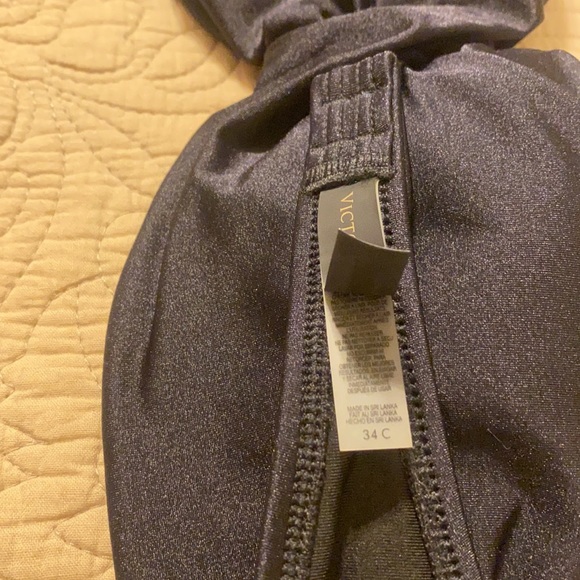 Bathing suit top. Strapless. Black with gold hook - Picture 3 of 3